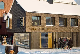 en byggnad med snö på marken